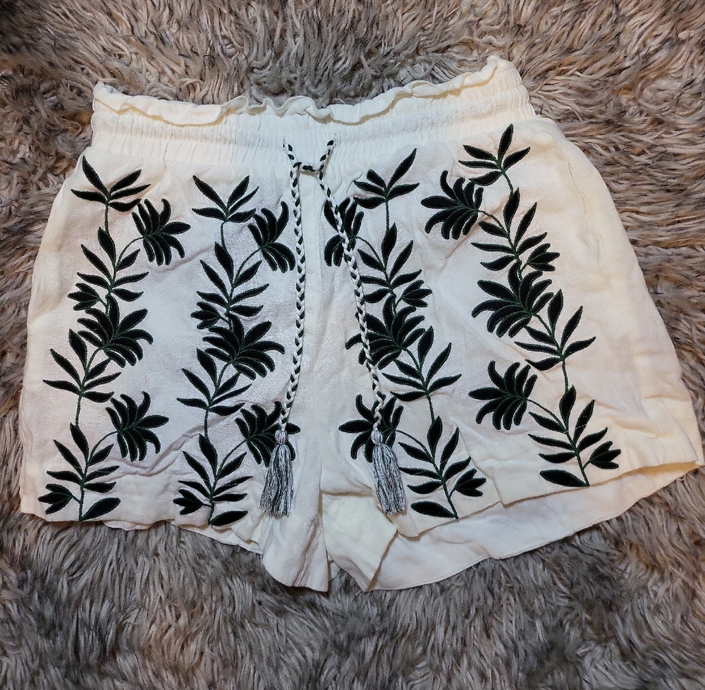 House of Harlow 1960 High Waist White and Black Shorts